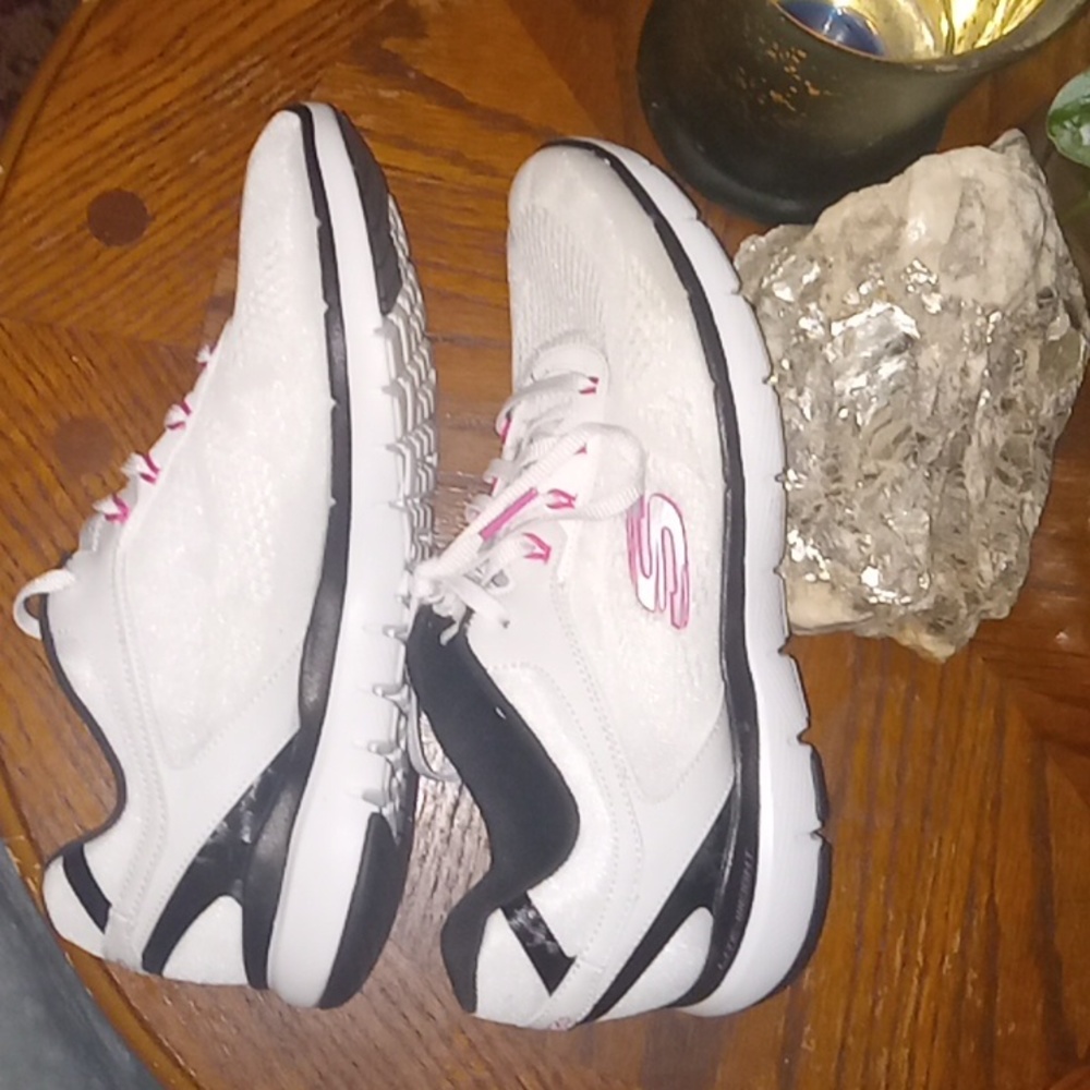 New sz 8 SKECHERS- memory foam- ULTRA FLEX